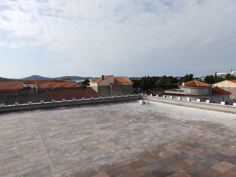 Strešná terasa s krásnym výhľadom na okolie a more.