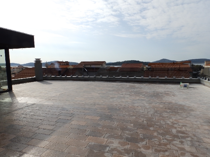 Strešná terasa objektu A1239 vo Vodiciach, Dalmácia.