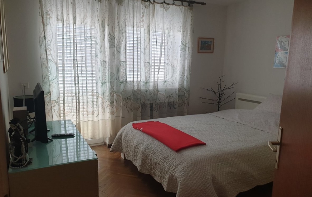 Spálňa s prístupom na priestrannú terasu apartmánu A1301 v Splite.