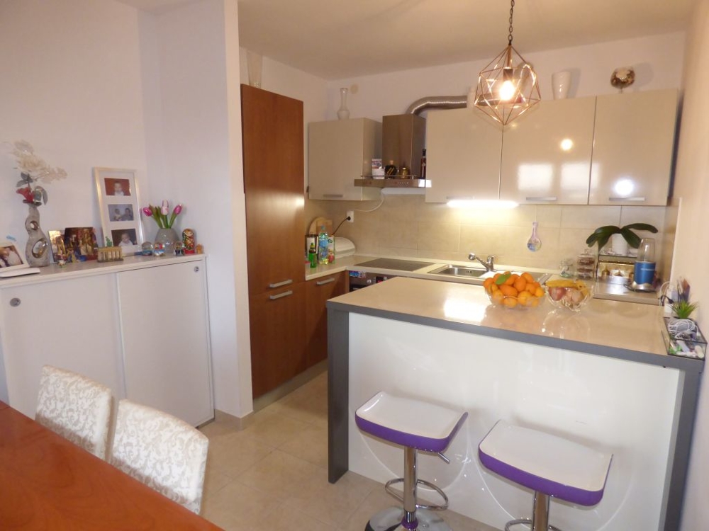 Jedáleň a kuchyňa apartmánu A1493 v Chorvátsku, ostrov Čiovo.