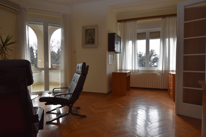 Obývacia časť a výhľad na krytú terasu.