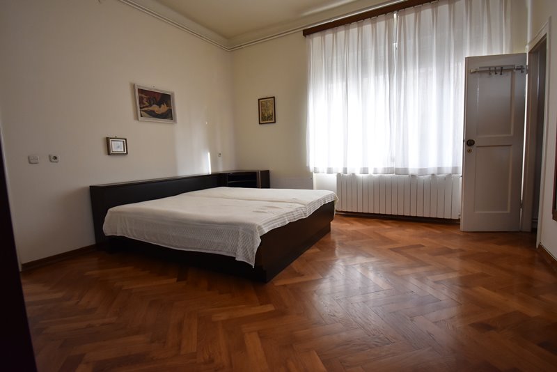 Priestranná spálňa s kúpeľňou.