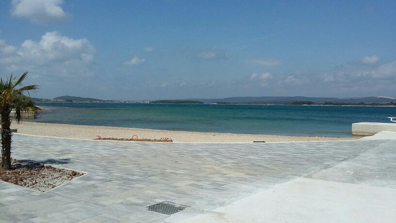 Výhľad na pláž, ktorá je len pár krokov od apartmánu.