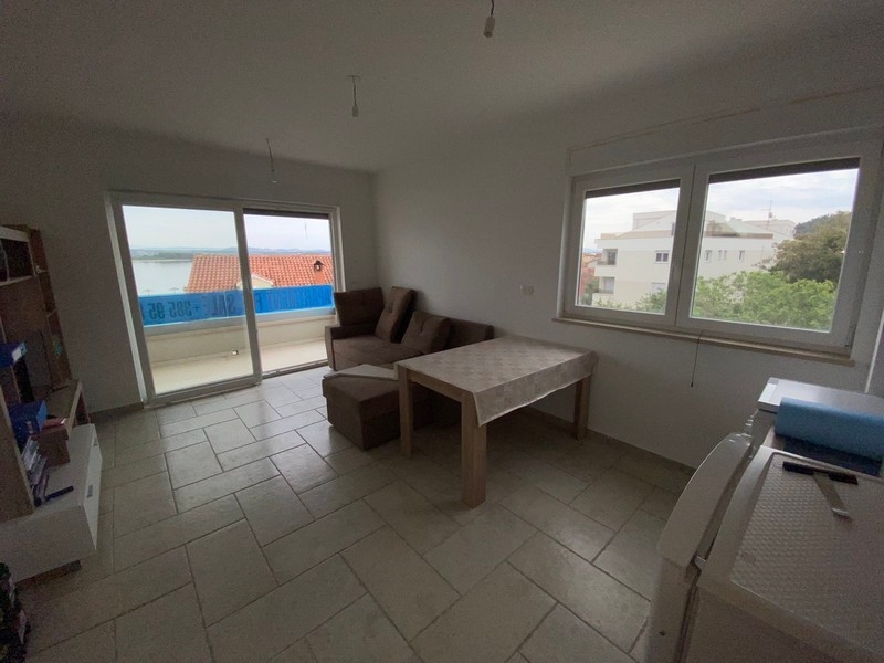 Výhľad z obývacej časti na terasu a more.