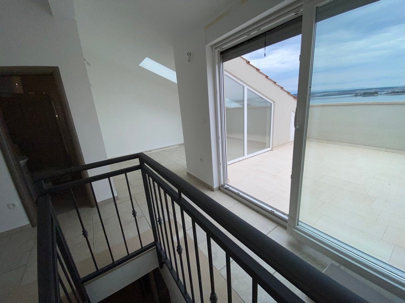 Výhľad na more z obývacej časti.