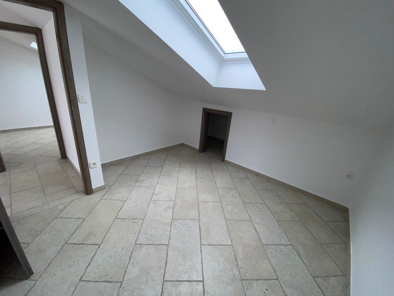 Výhľad zo spálne na terasu a more.