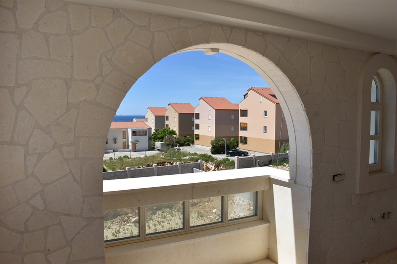 Výhľad na more z krytej terasy apartmánov A2057, Chorvátsko.