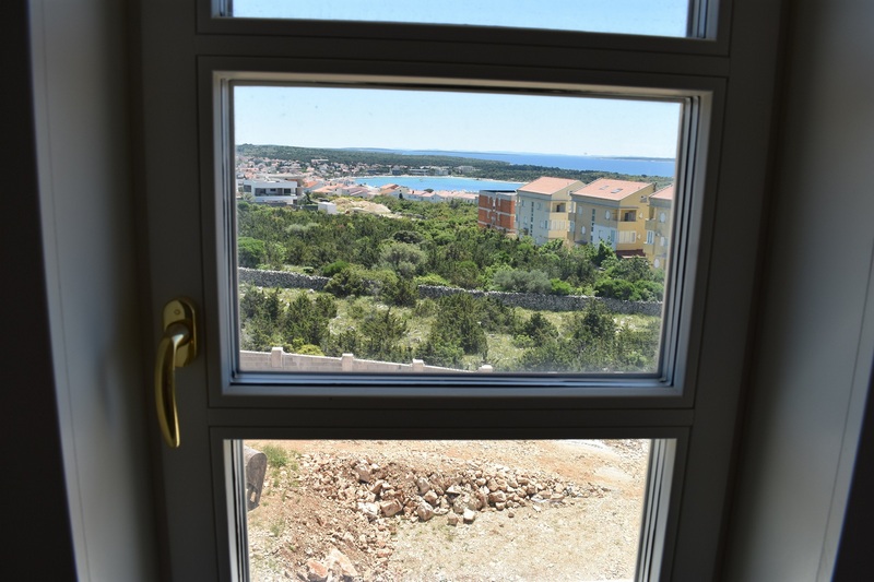 Výhľad na more z okna z obytnej časti A2057, Novalja, Chorvátsko.