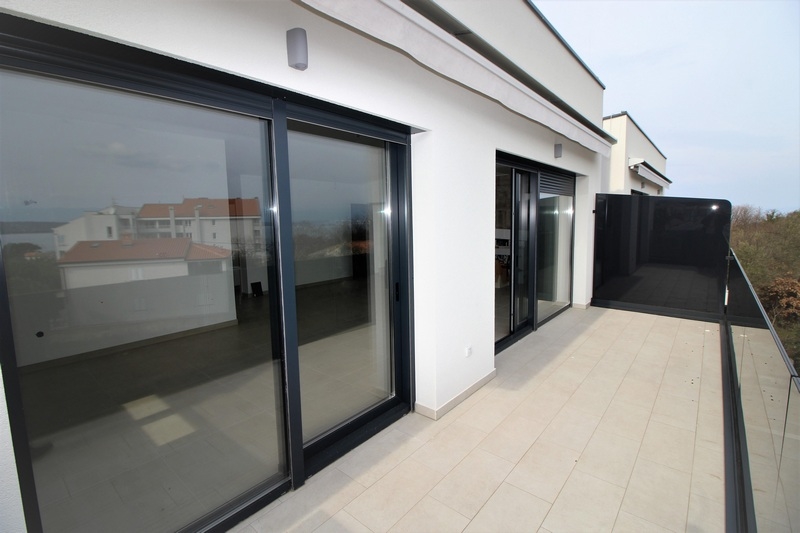 Terasa pozemku A2133 na ostrove Krk v Malinskej - Panorama Scouting Real Estate.