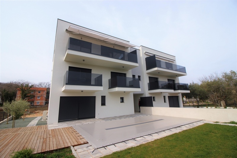 Moderný byt na druhom poschodí v Chorvátsku na Krku v Malinska na predaj.