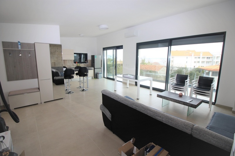 Priestranný obývací priestor s kvalitným nábytkom.