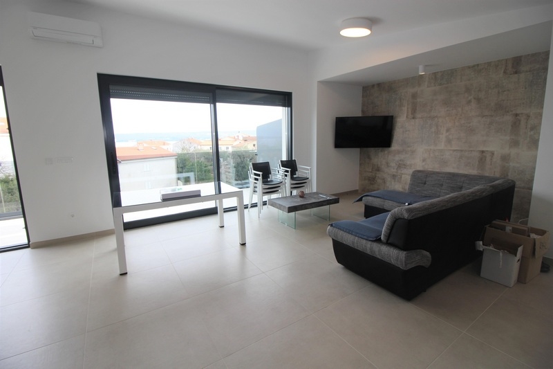 Obývacia izba s výhľadom na mesto.