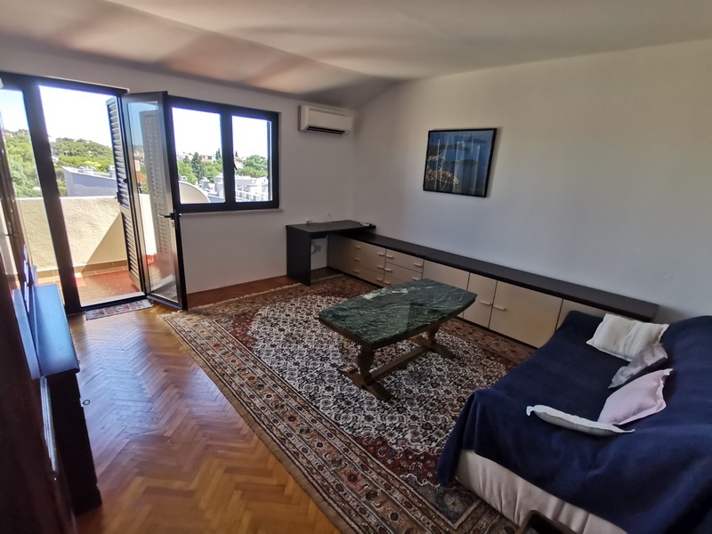 Klimatizovaný obývací priestor s výstupom na terasu.