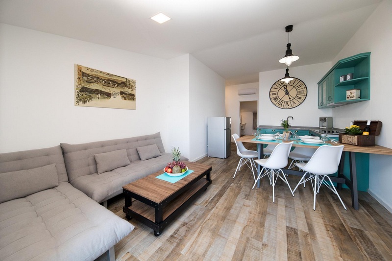 Obývacia časť a výhľad na jedálenský kút.