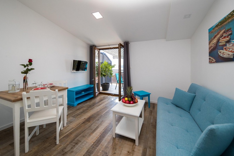 Kuchyňa a východ na terasu apartmánu A2167, Crikvenica.