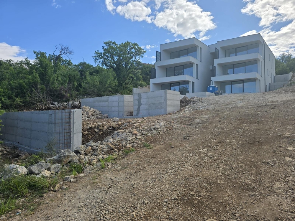 Výhľad na more a hory na pohorie Velebit z terasy nehnuteľnosti A2363 neďaleko Zadaru.