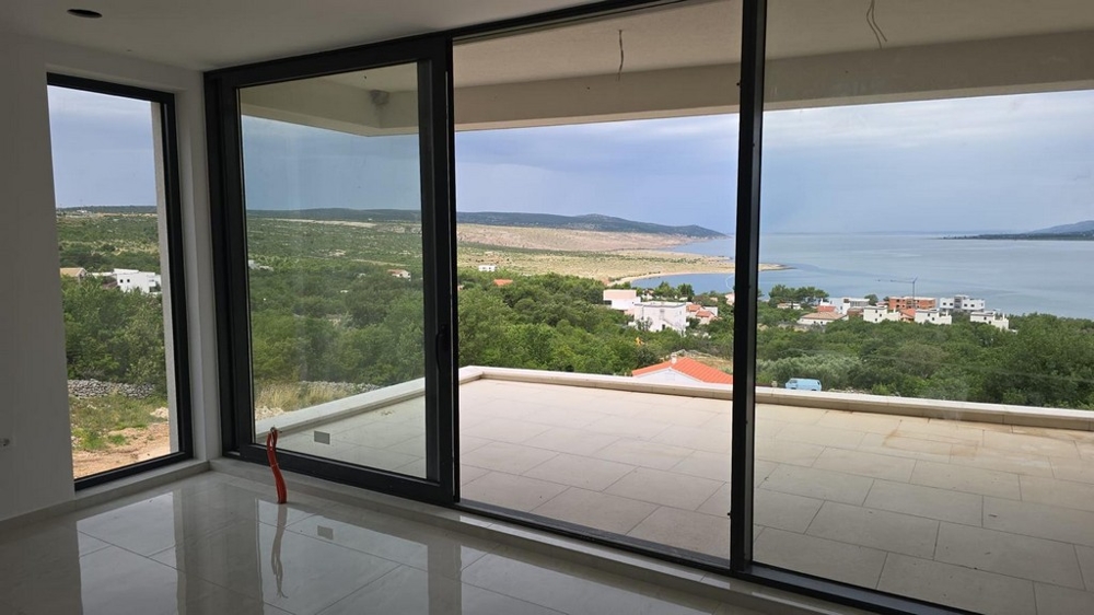 Budova je zasadená do stredomorskej zelenej krajiny.