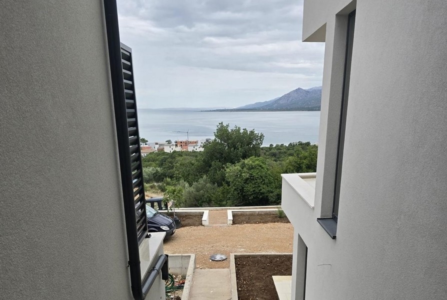 Skutočný výhľad na more z terasy.