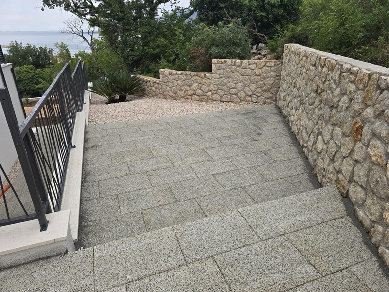 Pôsobivý výhľad z obývacej časti.