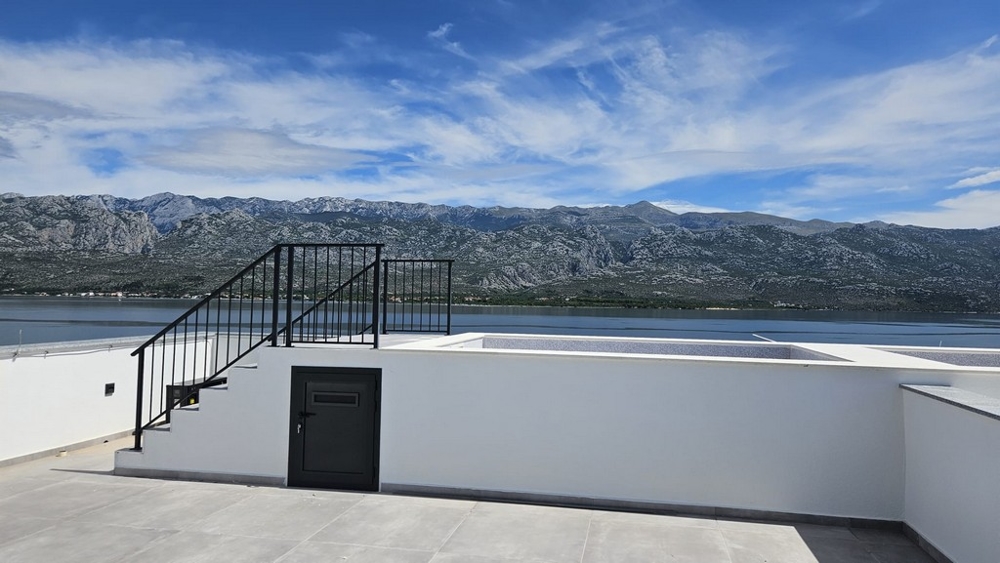 Strešná terasa s bazénom a výhľadom na more nehnuteľnosti A2382 neďaleko Zadaru, Chorvátsko.