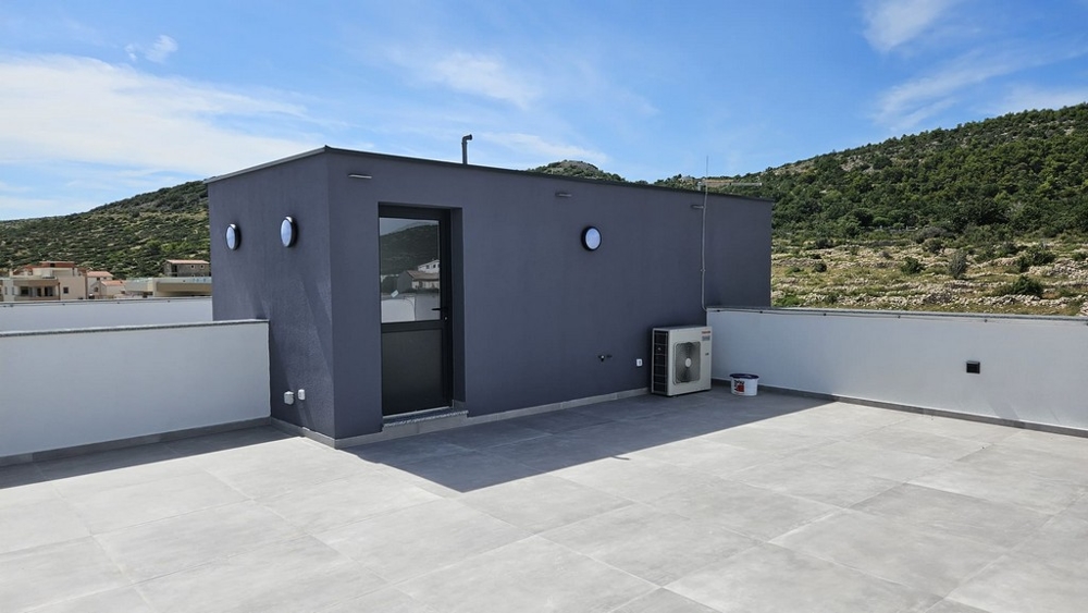 Moderná strešná terasa objektu A2382 pri Zadare v Chorvátsku - Panorama Skauting.