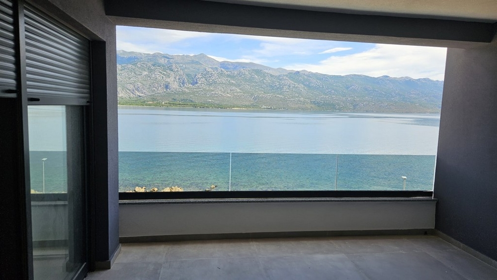 Výhľad na more z modernej a krytej terasy nehnuteľnosti A2382 neďaleko Zadaru v Chorvátsku.