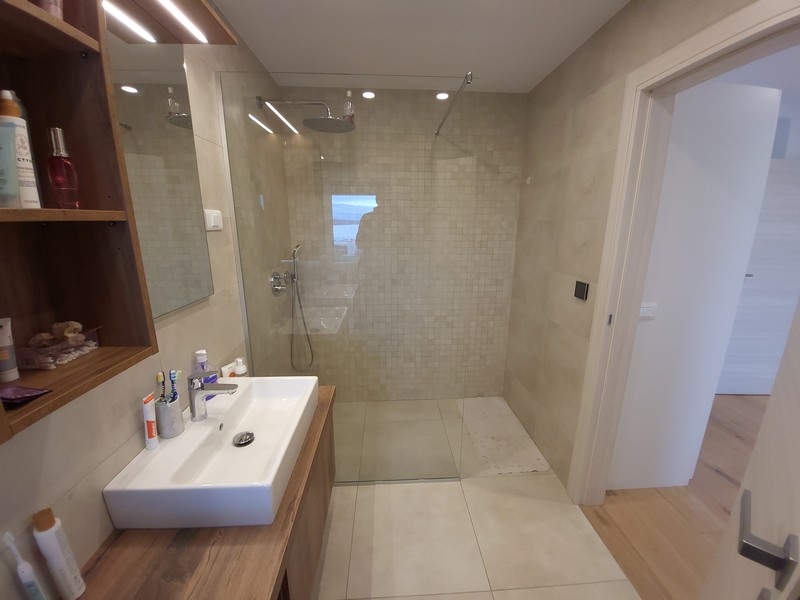 Na tomto obrázku môžete vidieť atraktívnu a pohodlnú kúpeľňu nehnuteľnosti A2417, ktorá je na predaj na ostrove Krk.