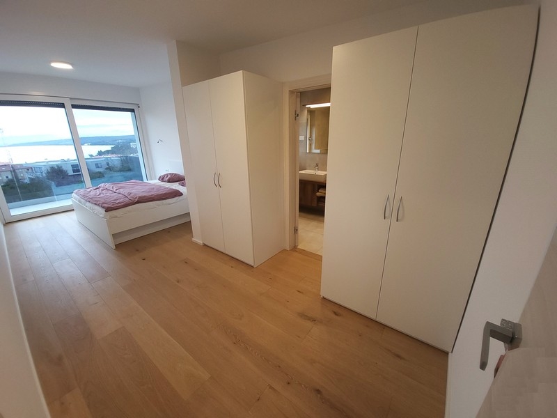 Na tomto obrázku môžete vidieť atraktívnu a pohodlnú spálňu nehnuteľnosti A2417, ktorá je na predaj na ostrove Krk.