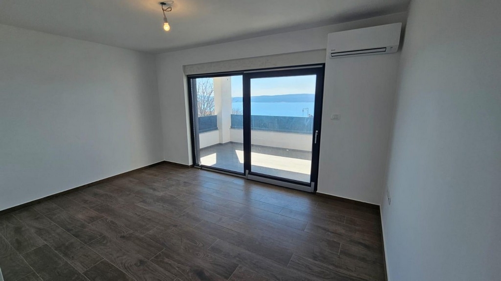 Výhľad na more z obývacej časti.