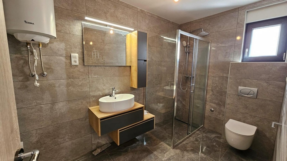 Kúpeľňa s kvalitnými obkladmi.
