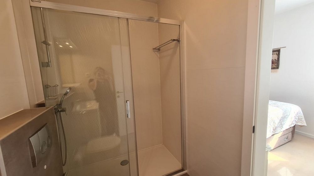 Na tomto obrázku môžete vidieť atraktívnu a pohodlnú kúpeľňu nehnuteľnosti A2636, ktorá je na predaj na ostrove Pag.