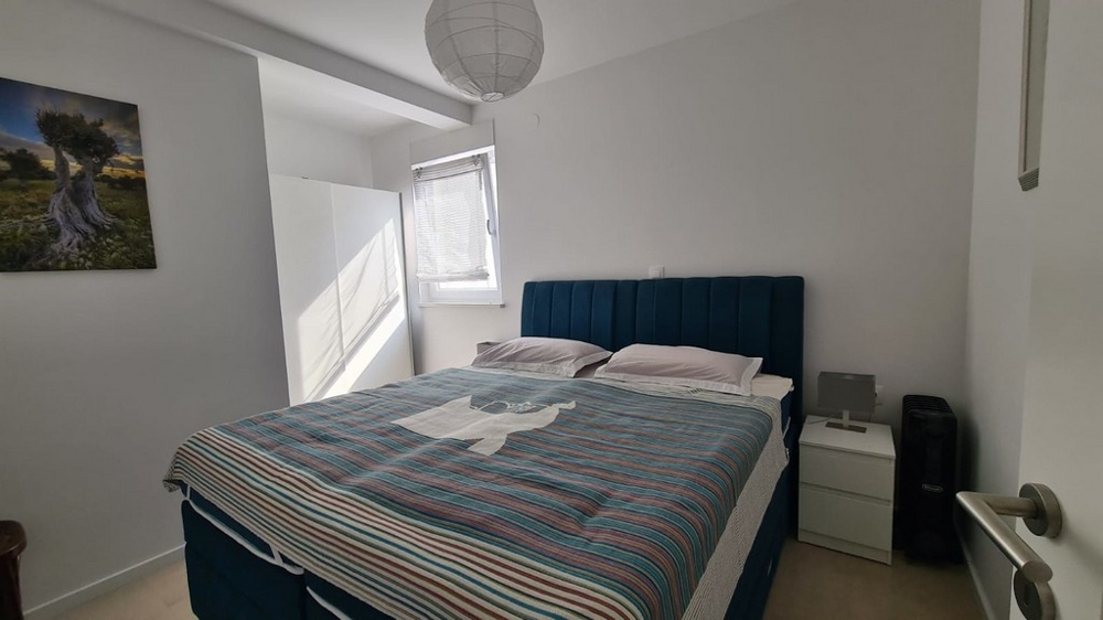 Na tomto obrázku môžete vidieť atraktívnu a pohodlnú spálňu nehnuteľnosti A2636, ktorá je na predaj na ostrove Pag.