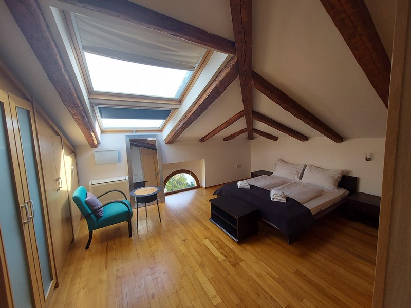 Na tomto obrázku môžete vidieť atraktívnu a pohodlnú spálňu nehnuteľnosti A2664, ktorá je na predaj v Opatiji.