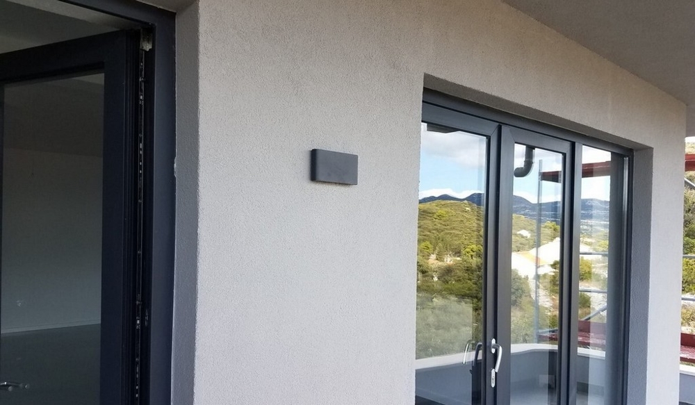 Moderne zariadený apartmán s balkónom