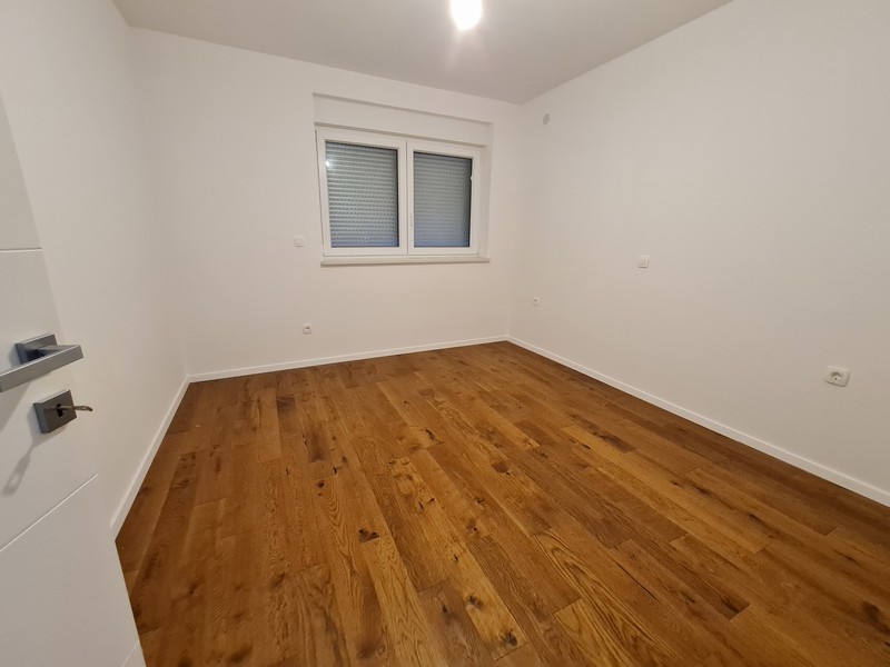 Na tomto obrázku môžete vidieť atraktívnu a pohodlnú spálňu nehnuteľnosti A2697, ktorá je na predaj v Rijeke.