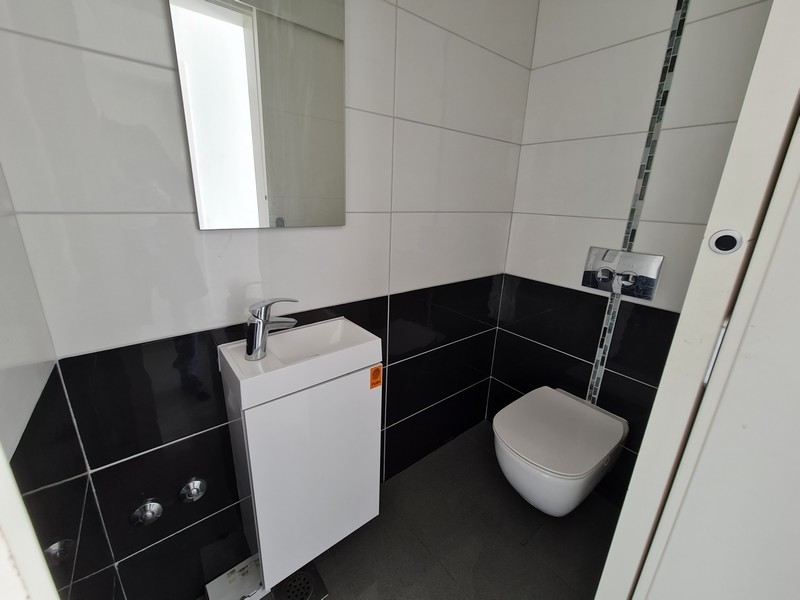 Na tomto obrázku môžete vidieť atraktívnu a pohodlnú kúpeľňu nehnuteľnosti A2697, ktorá je na predaj v Rijeke.