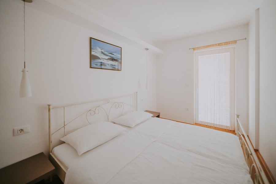 Na tomto obrázku môžete vidieť atraktívnu a pohodlnú spálňu nehnuteľnosti A2708, ktorá je na predaj na ostrove Krk.