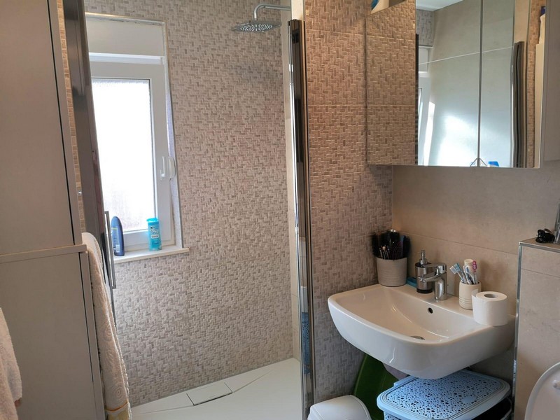 Kúpeľňa so sprchovacím kútom.