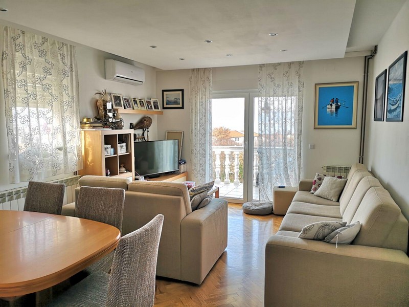 Obývacia izba nehnuteľnosti A2713 - na predaj v Chorvátsku na ostrove Krk.