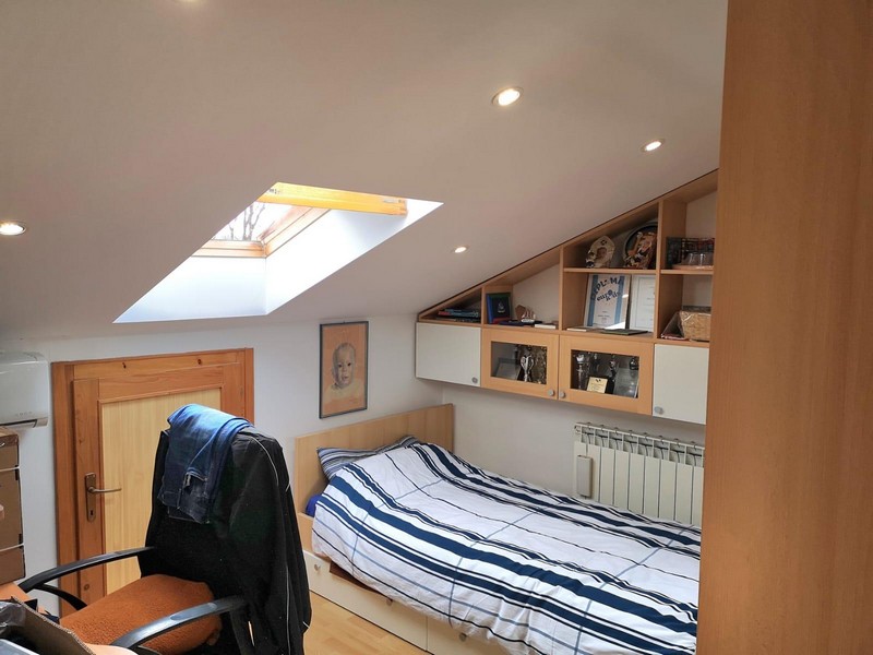 Tretia spálňa v podkroví so strešným oknom.