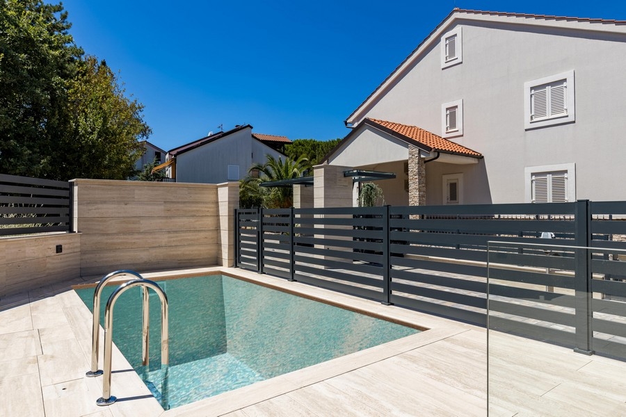 Terasa s výhľadom na more na nehnuteľnosť na predaj v Chorvátsku - Panorama Skauting.