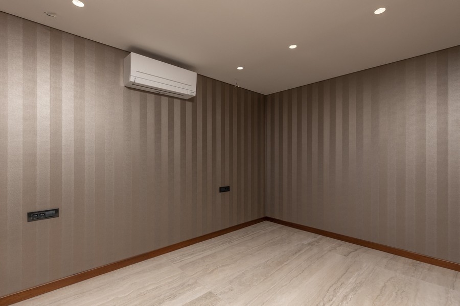 Spálňa s vysokokvalitnými tapetami a klimatizáciou.