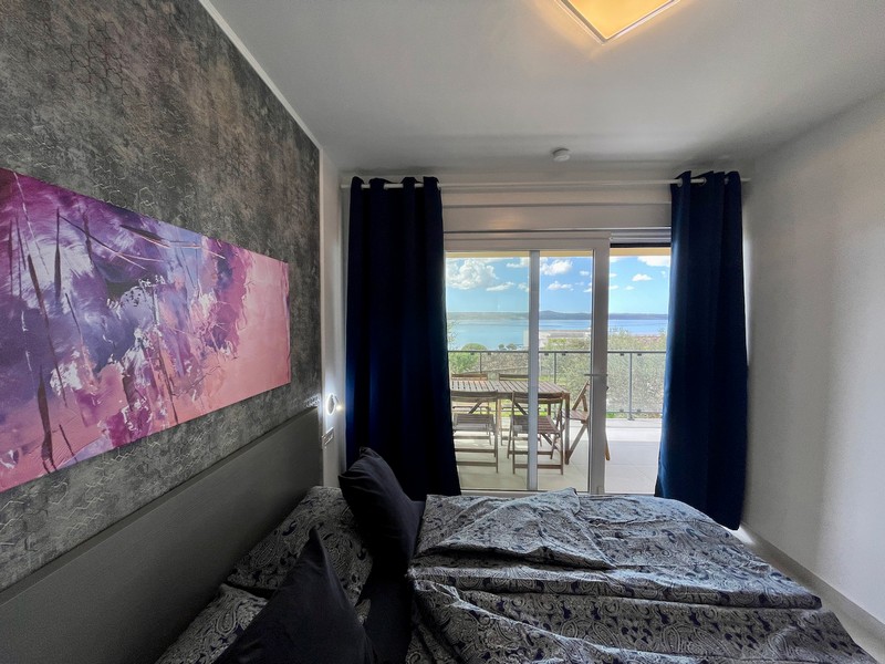 Moderná kúpeľňa s bezbariérovým sprchovacím kútom a štýlovou sanitou v byte na predaj v chorvátskom Zadare