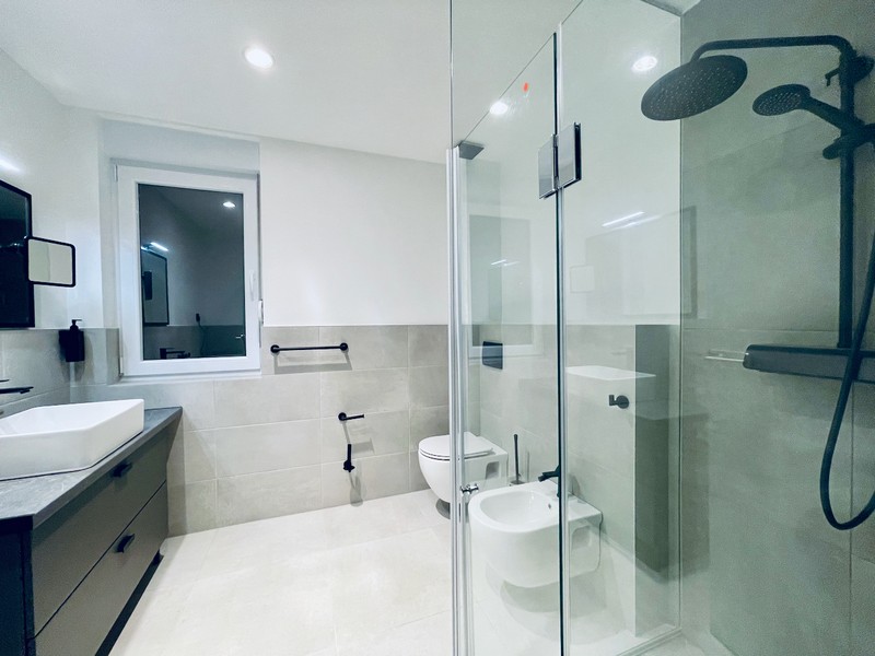 Letecký pohľad na moderné žlté bytové domy s výhľadom na zasnežené hory v regióne Zadar, Chorvátsko