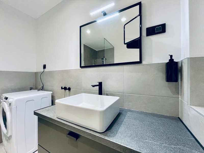 Pohľad z dronu na moderný apartmánový komplex s parkovacím miestom v blízkosti mora v chorvátskom Zadare na predaj