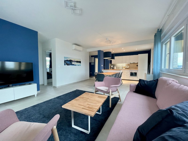 Čelný pohľad na moderný žltý bytový dom s parkovacím miestom v chorvátskom Zadare na realitnom trhu