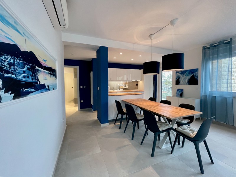 Otvorený obytný priestor s dlažbou a kuchynkou v byte na predaj v Zadare, Chorvátsko