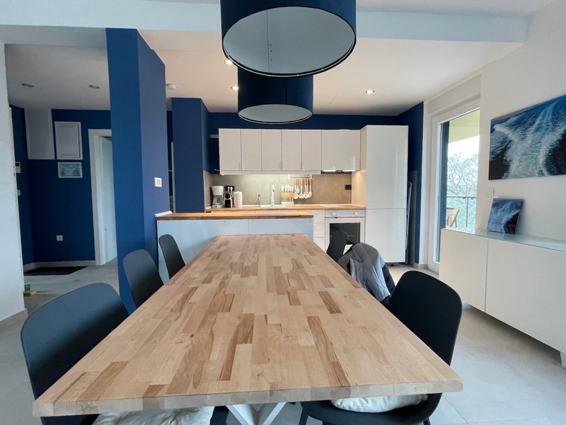 Priestranná nedokončená obývačka s bielo natretými stenami a prípravou na inštaláciu kuchyne v byte v chorvátskom Zadare