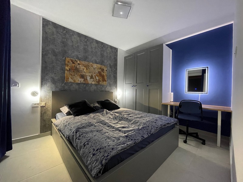 Panoramatické okno s malebným výhľadom na more a okolitú krajinu v apartmáne v chorvátskom Zadare