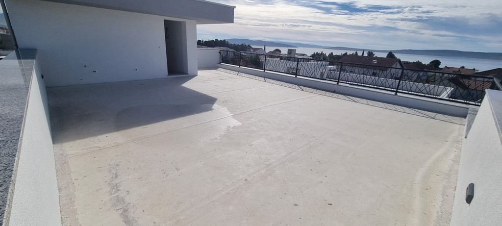 Strešný apartmán so strešnou terasou v Kašteli, Splitská oblasť - Realitná kancelária: Panorama Scouting Chorvátsko.